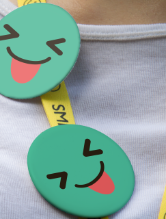 Dil Çıkaran Yeşil Emoji Tasarımlı İğneli Rozet