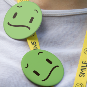 Kaygılı Emoji Tasarımlı İğneli Rozet