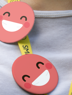 Neşeli Kırmızı Emoji Tasarımlı İğneli Rozet