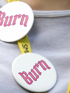 Burn Yazılı 44MM İğneli Rozet