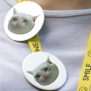 Ağlayan Kedi Caps Tasarımlı 44MM İğneli Rozet