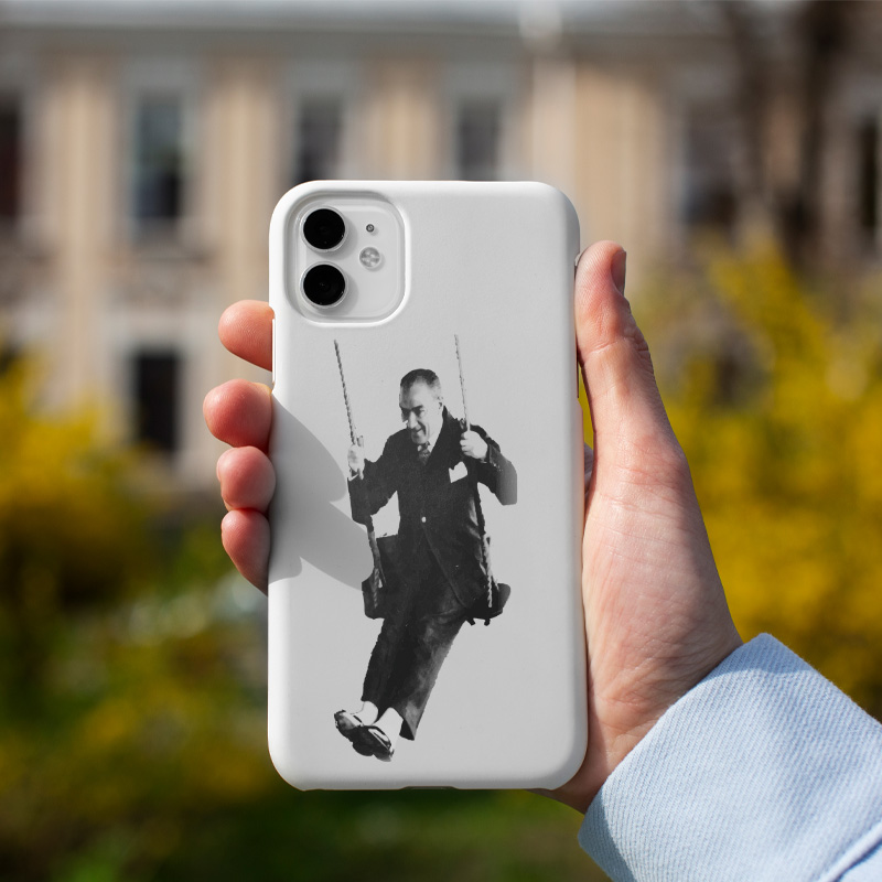 Salıncakta Atatürk Tasarımlı Baskılı iPhone 11 Pro Max Telefon Kılıfı