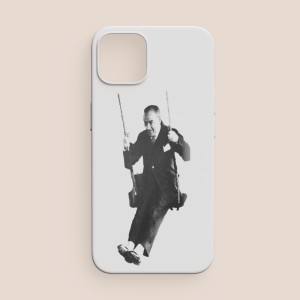Salıncakta Atatürk Tasarımlı iPhone 11 Telefon Kılıfı