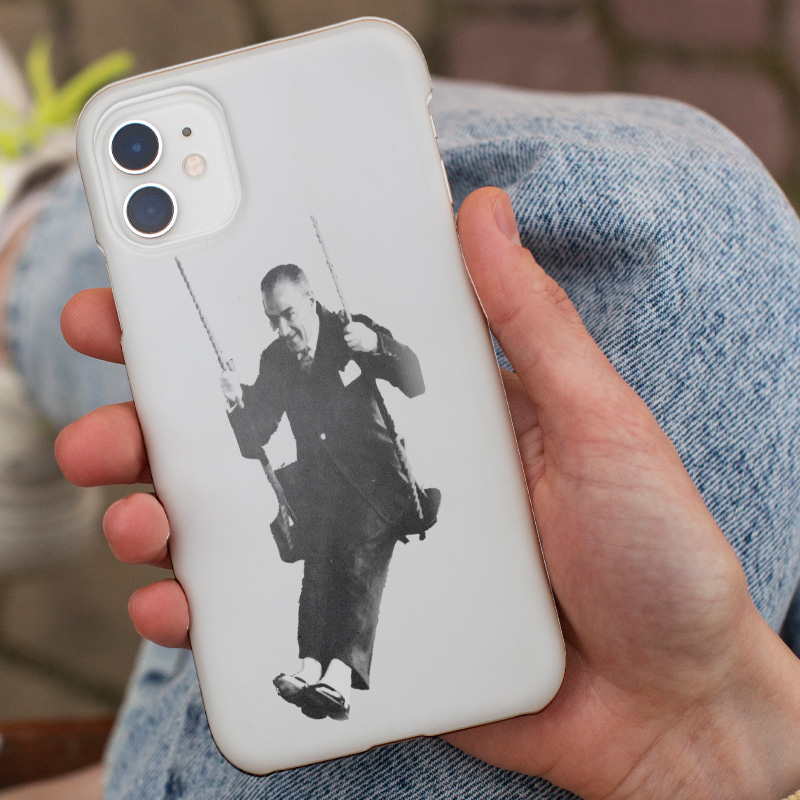 Salıncakta Atatürk Tasarımlı Baskılı iPhone 12 Pro Max Telefon Kılıfı