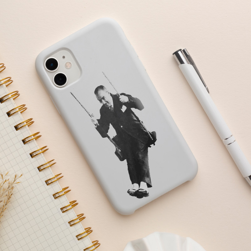 Salıncakta Atatürk Tasarımlı Baskılı iPhone 12 Pro Max Telefon Kılıfı