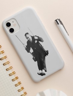 Salıncakta Atatürk Tasarımlı Baskılı iPhone 13 Pro Max Telefon Kılıfı