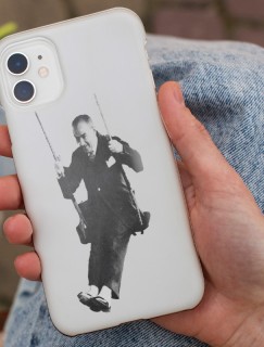 Salıncakta Atatürk Tasarımlı Baskılı iPhone 13 Pro Telefon Kılıfı