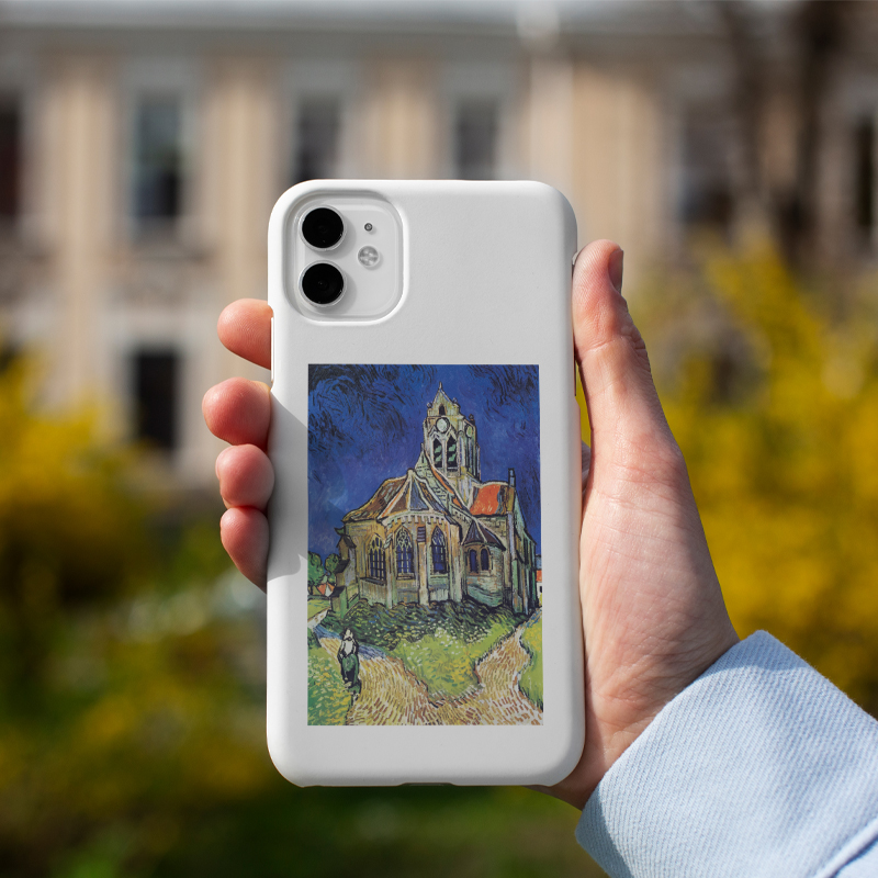 Vincent van Gogh'un Auvers'deki Kilise (1890) Tablosu Tasarımlı Beyaz iPhone 13 Telefon Kılıfı