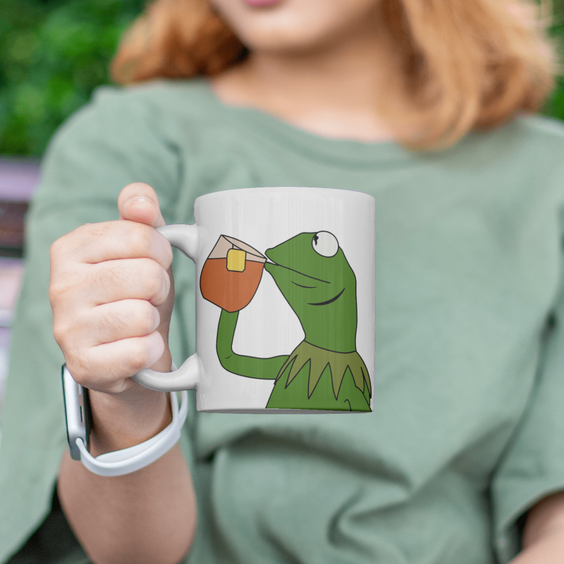 Çay İçen Kermit Tasarımlı Beyaz Porselen Kupa Bardak