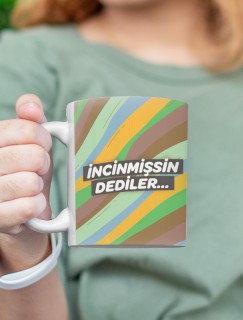 İncinmişsin Dediler Kedi Kaplama Tasarımlı Beyaz Porselen Kupa Bardak