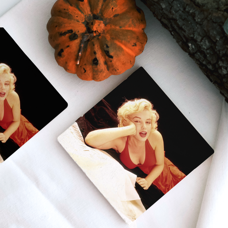 Kırmızı Elbiseli Marilyn 4lü Doğal Taş Kare Bardak Altlığı